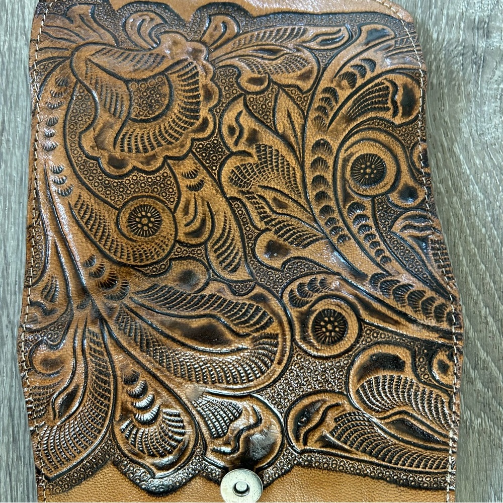 Tooled leather floral tan wallet with mirror inside - Picture 6 of 8